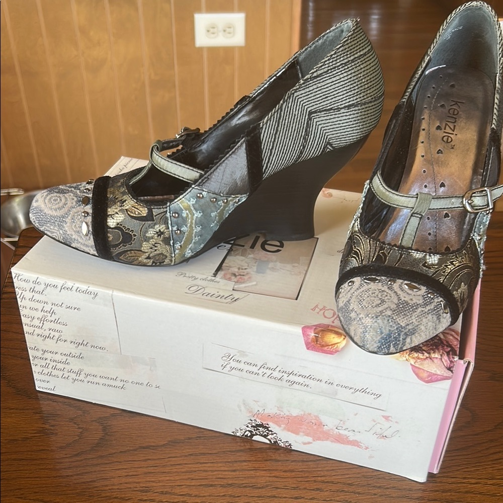Kenzie Black and Blue Heels Elegant Design